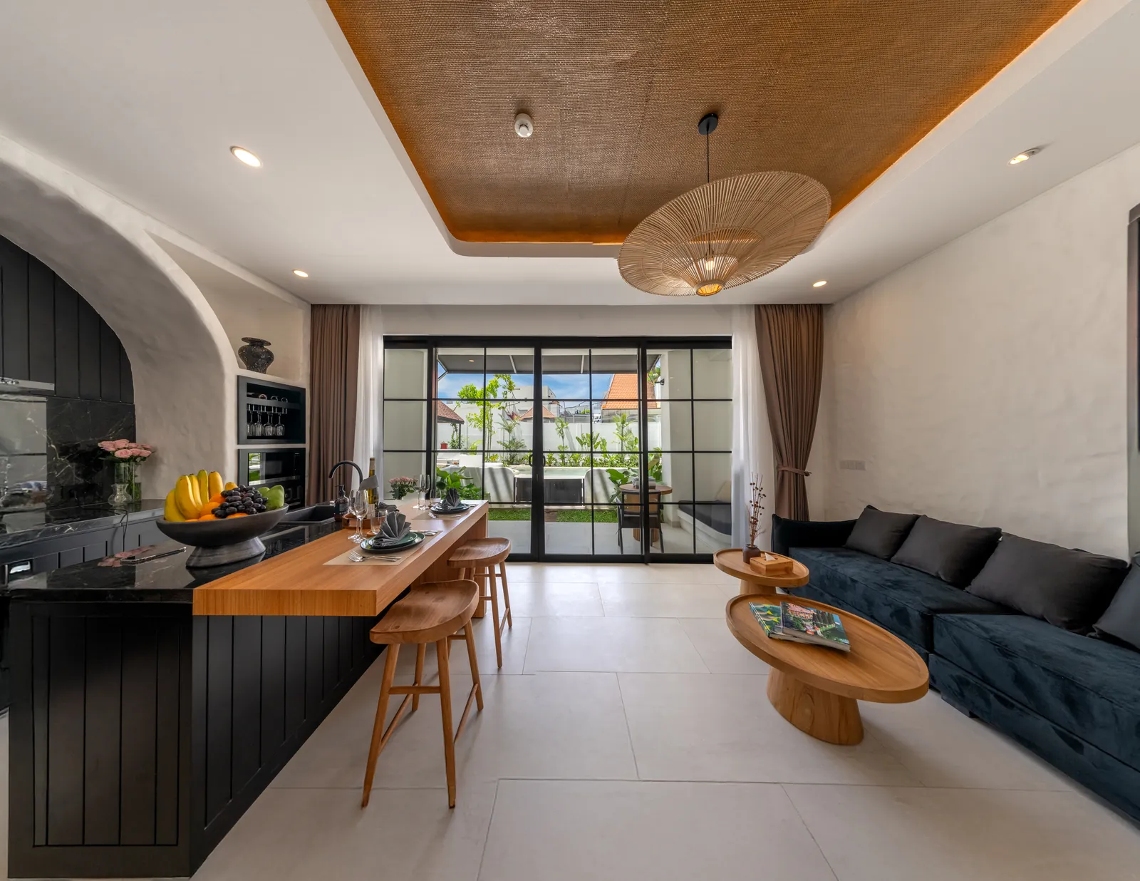 Kiara Ocean Place — гостиная, кухня и выход на террасу